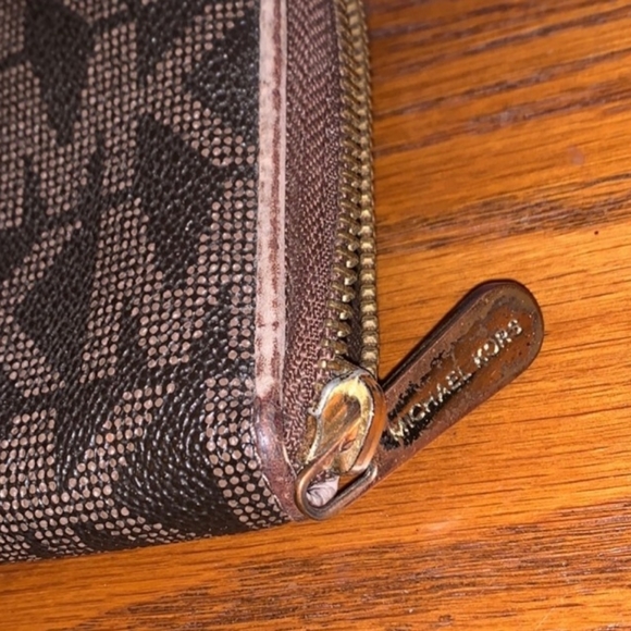 Michael Kors long wallet - Picture 4 of 11